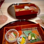 WASHOKU SUSHI ゆゆ梅田 - 先付け三種、佐島のタコの煮物が柔らかくておいしかった。