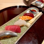 WASHOKU SUSHI ゆゆ梅田 - 豊洲から直送される鮮魚の握り。自家製お醤油を付けるのも楽しい。