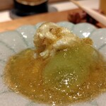 すし みむろ - ワタリガニほぐし身　シャインマスカット　ポン酢ジュレ