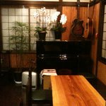 月乃屋 - 新店舗店内。大将ってピアノ弾けたっけ？