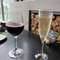 800°DEGREES ARTISAN PIZZERIA - スパークリングワインと葡萄ジュース