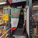 ブロッソ - ２階お店への階段入口