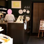 信州 大黒屋 - カフェはケーキ売り場の右奥にあります