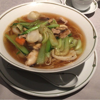 中国飯店 富麗華 - 光沢が美しい五目そば。あっさりとして、上品な旨さ。