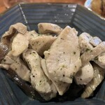 創作居酒屋タベルナコッタ - 鶏ムネとキノコのバター醤油炒め