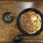 鎌倉 美水 - 肉うどんには柚子胡椒付き、もちろん全投入