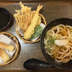 鎌倉 美水 - 天ぷらうどん900円(かけうどん・天ぷら(エビ・さつまいも・キノコ・青葉野菜))、この内容で税込この価格は鎌倉の観光地としては安い！、一品竹輪の天ぷら250円