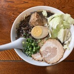 熊本らーめん 育元 - 育元ラーメン 生キャベツがインパクトあります。