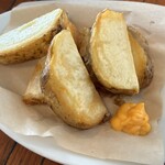 ダブルドアーズ - ランチセットのフライドポテト、こちらも食べ応えすごい、付いてたチーズソースがさりげに美味しかった