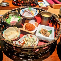 ダイナミックキッチン＆バー 響 中之島フェスティバルプラザ店 - 竹籠七種盛り合わせ