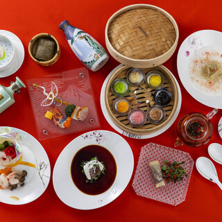 高級食材をふんだんに取り入れた季節を感じる昼・夜のコース