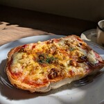 カワセミ珈琲店 - 夏のチーズトースト680円✨️ゴロッとくるみが入り、ガラムマサラやクミンシードでカレー感のある絶品トーストでした♡