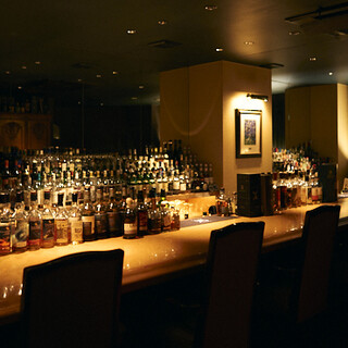 圧巻のバックバーを望むカウンター席で、贅沢なひとときを