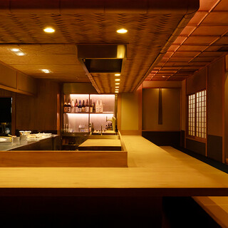 数寄屋造りの和空間、個室多数。