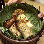 飯田 - こんなに見事な松茸、お目にかかったこともありません。
      味、香り高さ、余韻、食感…
      圧倒的に人生一の松茸です。