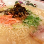 博多ラーメンセンター - 泡立つスープ！