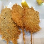 ロマンシング とんかつキッチン たぐ - 串揚げセット300円左からナス揚げ、串カツ、タマネギ揚げ