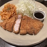 洋食キッチン シャトー - 【2025.10.21(火)】洋食屋さんの麦豚ロースとんかつ定食のロースカツ