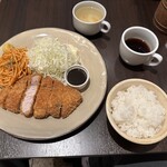 洋食キッチン シャトー - 【2025.10.21(火)】C：洋食屋さんの麦豚ロースとんかつ定食（ロースとんかつ＋飯並盛＋スープバー）1,580円→1,380円＋ドリンクバー320円→0円