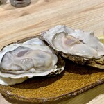 酒とろばた焼 うなり - 生牡蠣 (兵庫県 室津湾)