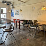 324827298 - 店内。