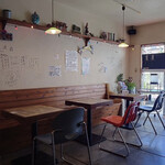 324827296 - 店内は明るく清潔感があり、席がバランスよく配置されています。