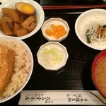 日本橋 お多幸本店 - ランチとうめしセット！
      とうめしは勿論、大根の煮物に感動。
      美味！