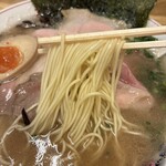 福間ラーメンろくでなし - こってり特製ラーメン 麺リフト