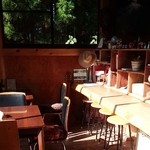 caffe gita - 店内には、カウンター席とテーブル席があります♡