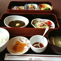 味街道 五十三次 - 本日のランチは品川プリンスで～
                
                ステーキ＆シーフードのセット。1954円。
                
                ホテルのランチは高いイメージですが、ここは900円台からメニューがあって、とってもお得な感じがしました。