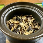 よし町 - 天然茸ご飯（マスタケ、ホンシメジ、香茸、ムラサキシメジ、ヌメリササタケ、ハツタケ、舞茸、キクラゲ）