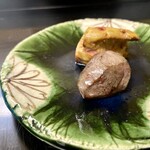 よし町 - ジャフラトレーディング産ホロホロ鳥の炭火焼き・白レバー、砂肝