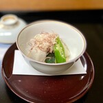 よし町 - 冷やし煮物（小芋、ミニトマト、オクラ、蓮根、ズッキーニ、打ち茗荷、胡麻ダレ）