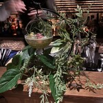 Bar Trillion - 「箱根ワーブリング」
蜜を吸うメジロが羽ばたく、箱根の森を映したカクテル。