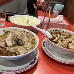 末廣ラーメン本舗 - 左:中華そば(並ﾁｬｰｼｭｰ)  右:中華そば(並)