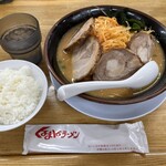 くるまやラーメン - ラーメンを注文すると、ライス1杯が無料です。