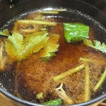 うを勢 - 赤だしの中には魚の切り身が