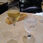 Jose Luis - スパークリングワインはサービス