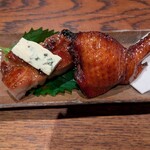 手羽先の燕の巣入り 叉焼のブルーチーズ添え
