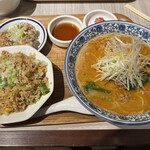 上海常 - 料理写真:選べる麺と油淋鶏セット（税込1,628円）。四川担々麺に油淋鶏、ハーフ玉子レタス炒飯、梅搾菜が付くボリュームあるセット