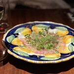 THE FUJIYA GOHONJIN - 鯛のカルパッチョ　草がアクセント
