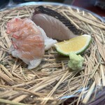 日本料理 TOBIUME - 秋鰆（福岡県岡垣産、4.1kg、船上放血神経〆）の
      背身タタキ、新米藁（福岡県若松産）燻し
      伊勢海老 （長崎県五島列島産）
