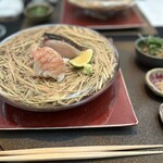 日本料理 TOBIUME - 秋鰆（福岡県岡垣産、4.1kg、船上放血神経〆）の
      背身タタキ、新米藁（福岡県若松産）燻し
      伊勢海老 （長崎県五島列島産）