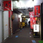 真助 - アーケードからの露地