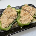 居酒屋 とんや 食肉市場直送 - 林SPF豚の自家製つくねのピーマン肉詰め
