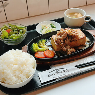カウキング - 料理写真:牛肉のせ豆腐ステーキ(日替わり)ご飯多め