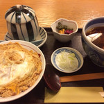 吉田家 - カツ丼　かけそばセット　1,080円　（左上はの茶碗内はサービスの天かす）