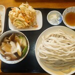 駕籠休み - 地粉肉汁うどんとかき揚げ、玉ねぎ天ぷら