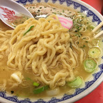 赤湯ラーメン 龍上海 - 麺は太縮れ麺。