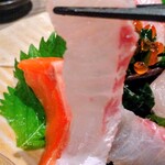 完全個室×海鮮和食 新鮮組 - 魚河岸直送のお造り4種盛り合わせのカンパチリフト